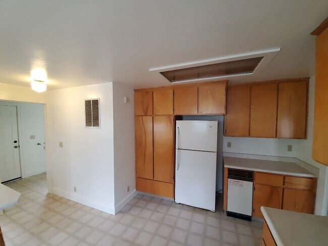 Building Photo - 2-bedroom home centrally located in Eureka!