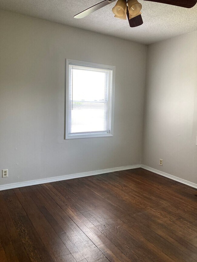 Foto del edificio - Roomy 2 bedroom with garage