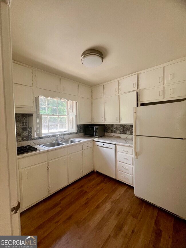 Building Photo - 2429 Glenwood Dr NE
