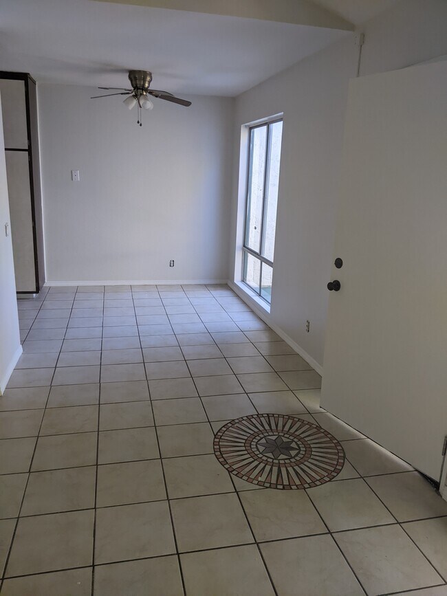 Foto del edificio - 1811 E Grand Ave