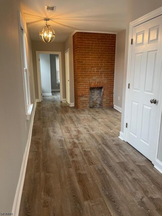 Foto del edificio - 64 Maple Ave