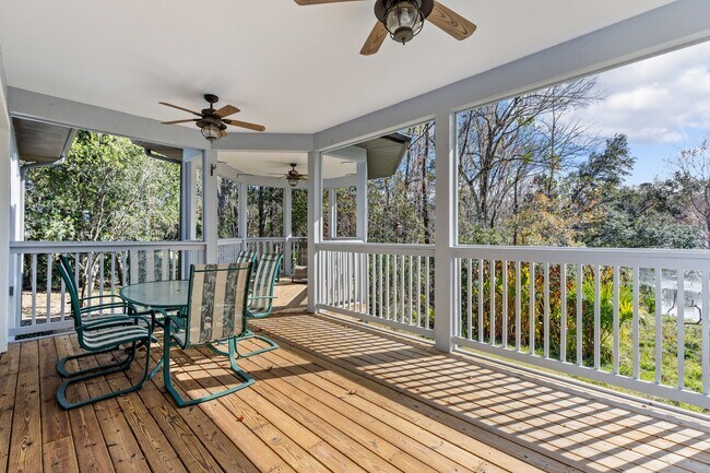 Foto del edificio - Executive Lakefront in Gainesville - Available NOW