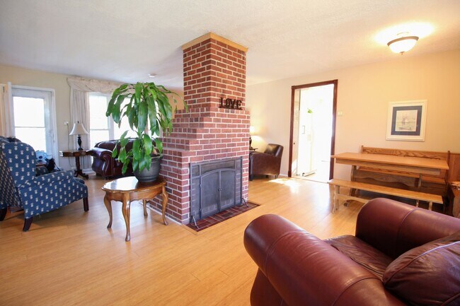 Foto del edificio - Charming Rambler on Corner Lot *Coming Soon*
