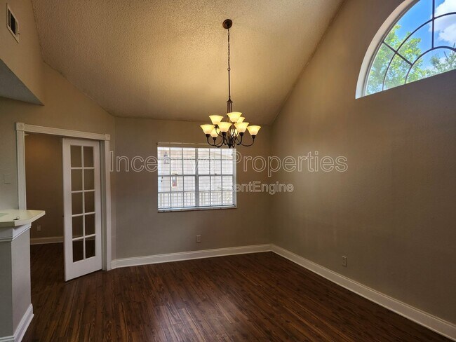 Foto del edificio - 575 Bloomington Ct