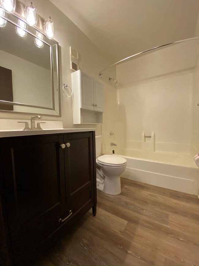 Building Photo - Awesome Two Bedroom at Bellwood Manor - Di...