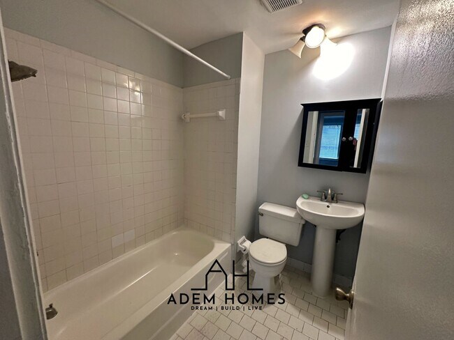 Building Photo - Spacious 4-Bed 1.5-Bath Home: Minutes from...