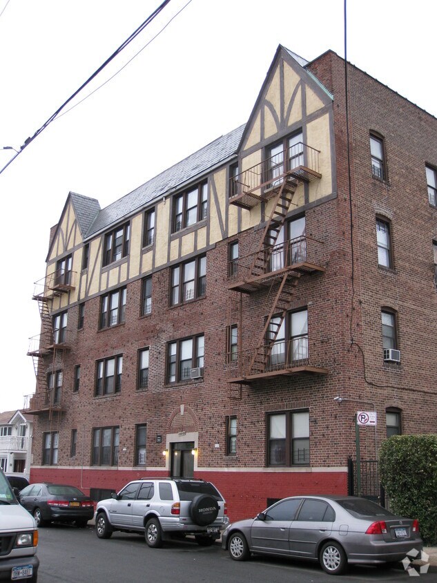 Building Photo - Hyacinth Court
