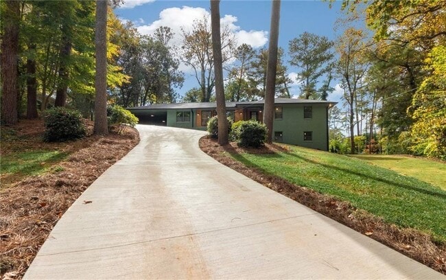 Building Photo - 2732 Janellen Dr NE