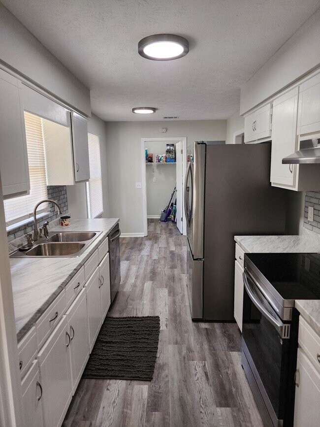 Foto del edificio - Modern Comforts: Rent at 3034 Lansing Ave