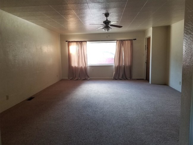 Foto del edificio - 2440 S Locust Grove Rd