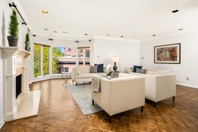 Building Photo - 39 E Schiller St