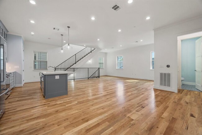 Foto del edificio - 5345 Larkin St