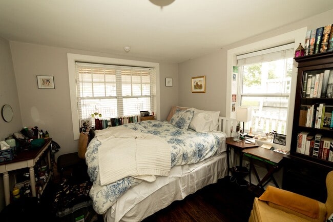 Building Photo - Charming 3-Bedroom Furnished Home – Walk t...