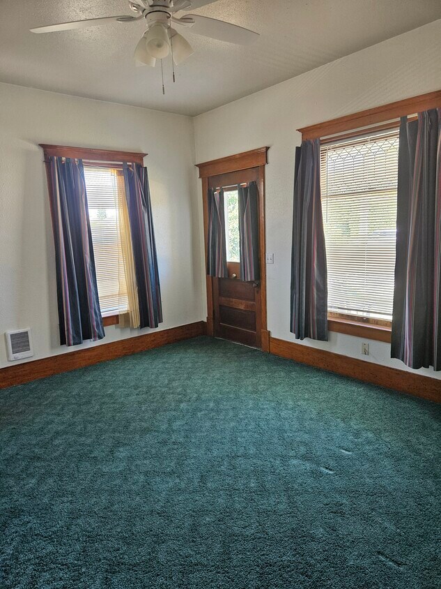 Primary Photo - 215 Ely Ave