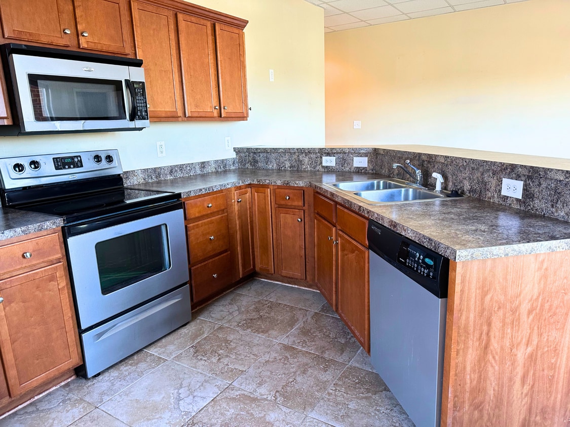 Primary Photo - Upper Level Apartment in Wyndhurst with Gr...