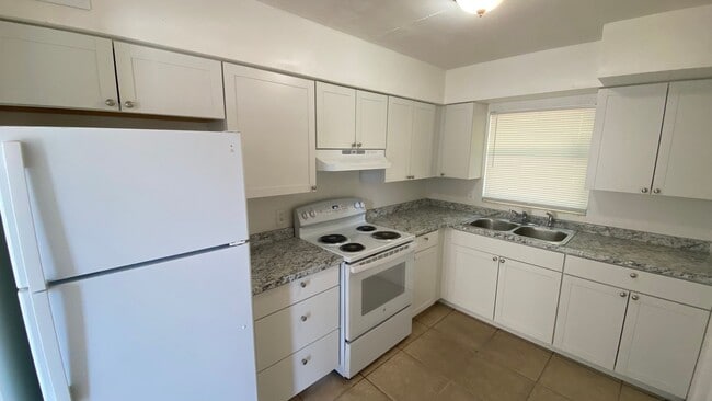 Building Photo - 3 Bedroom, 1 Bath Single Family Home - Pri...
