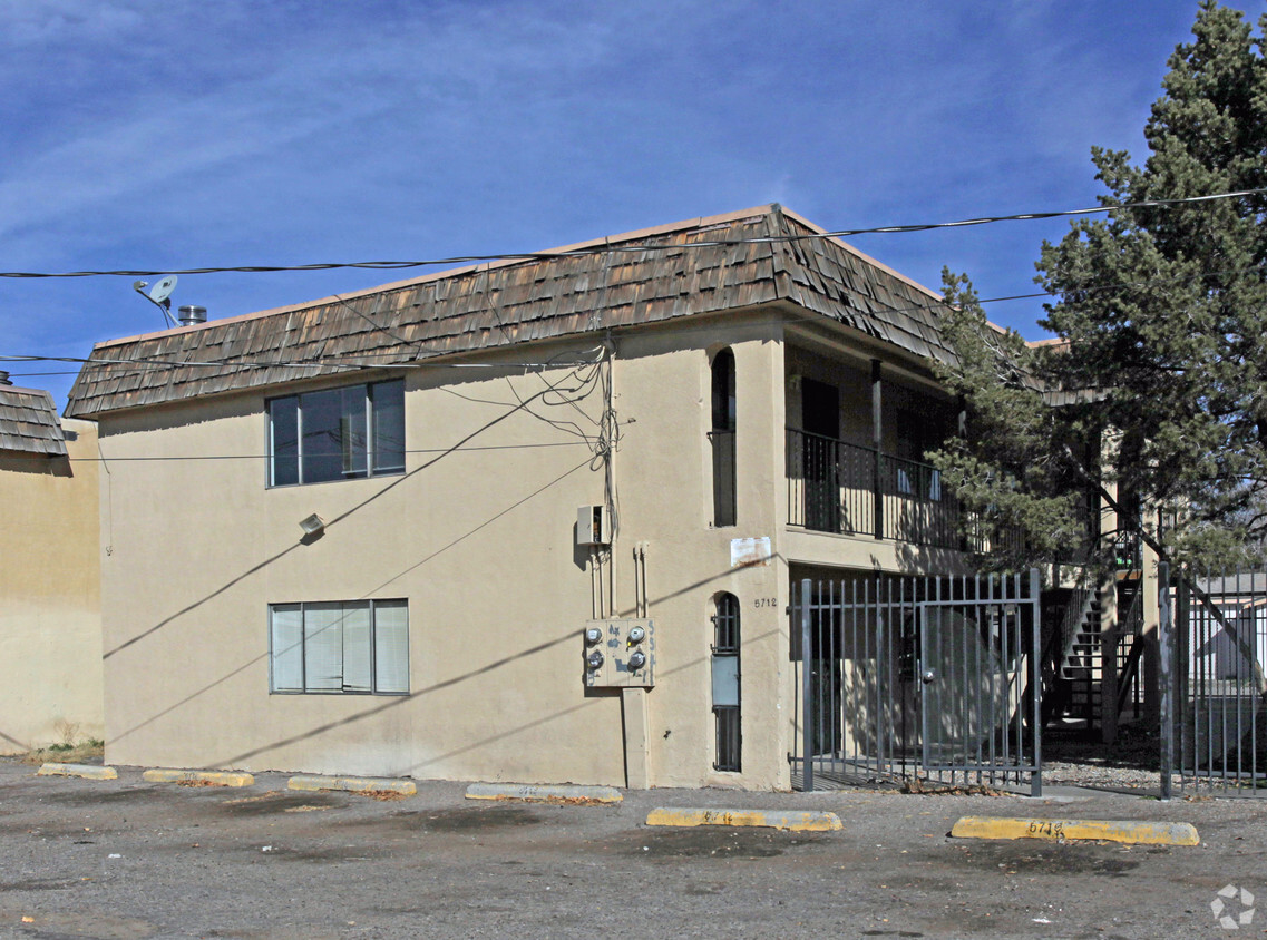 Building Photo - 5712-5716 Kathryn Ave SE