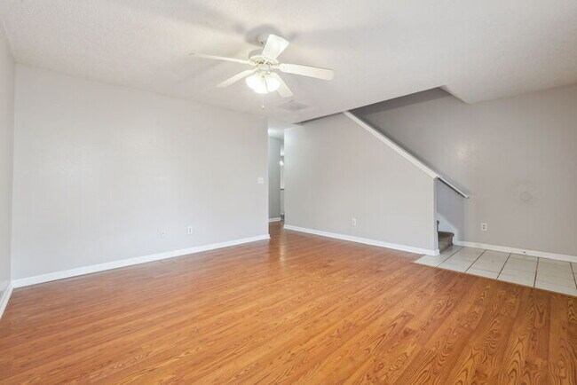 Building Photo - 3 bedroom townhouse with a bonus room