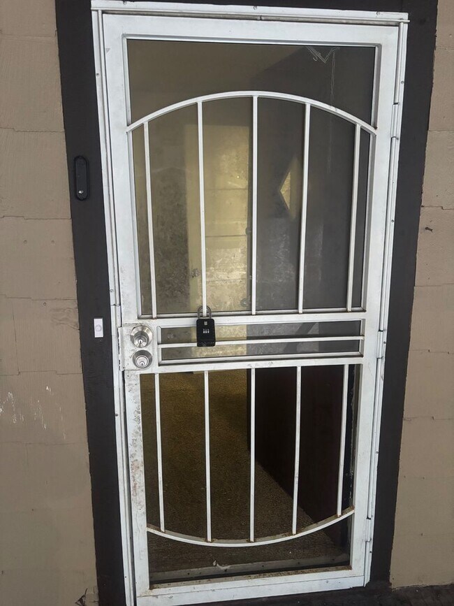 Foto del edificio - 9807 Easton Ave