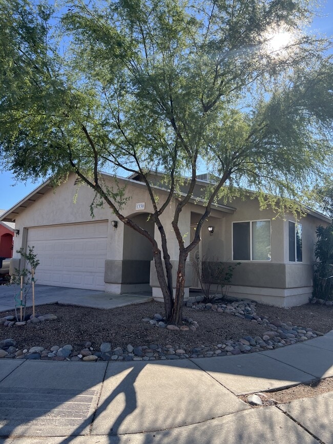 Building Photo - 1330 E Lark Way