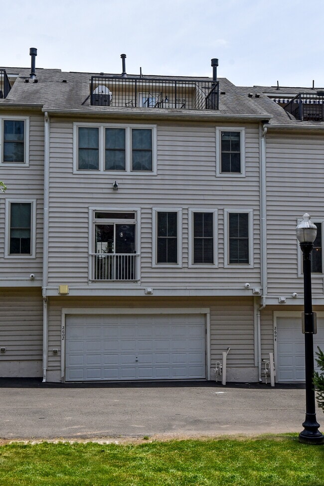 Building Photo - 2602 S Kenmore Ct