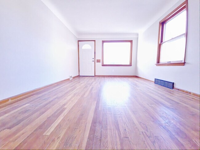 Building Photo - 3 Bedroom 1 Bathroom