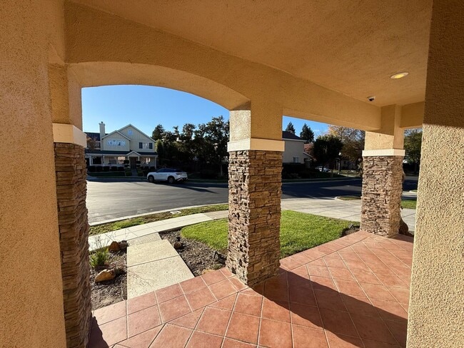 Building Photo - 5 bedrooms located in Redbridge Gated Community!