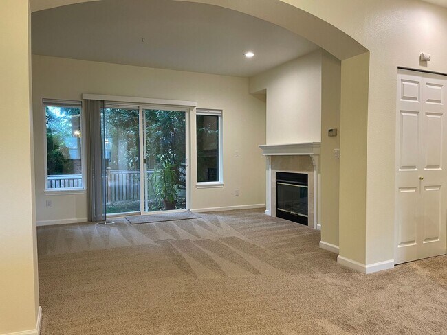 Foto del edificio - Bellevue Townhome! 2 Bedroom 2.5 Bathroom! *Utilities Included*