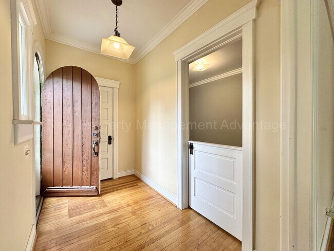 Foto del edificio - 4 Bedrooms, Endless Charm and Steps from D...