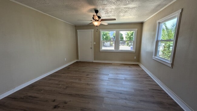 Building Photo - Remodeled 2 Bedroom 1 Bath Cottage Home