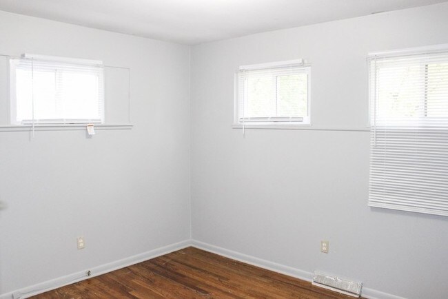 Building Photo - 2 Bedroom 1 Bath Duplex