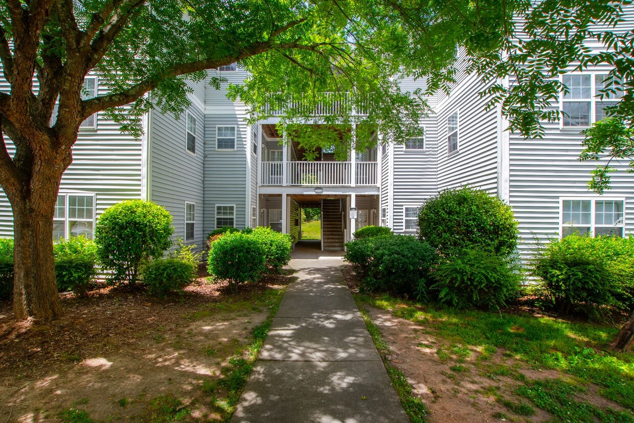 Foto principal - University Woods Retreat: 4 BR/4 Bath minu...