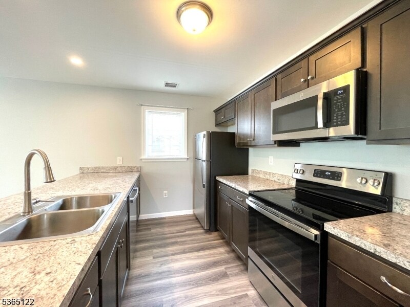 Foto principal - 29 Lakeside Blvd