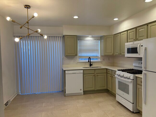 Building Photo - 15815 E 13th Pl