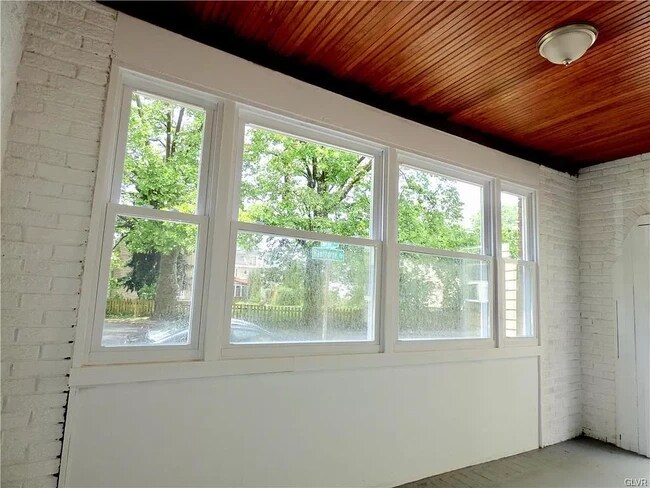 Building Photo - 722 Hawthorne Rd