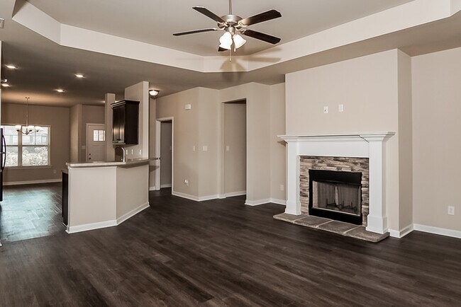 Building Photo - Large 3 Bedroom Home