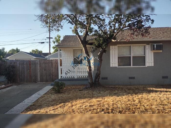 Cute Duplex off of Stockton Blvd - Bright & Cute 1-Bedroom Cottage – Availabl...