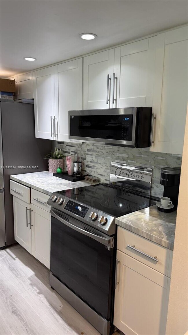 Foto del edificio - 1101 River Reach Dr