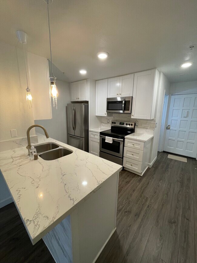 Building Photo - 4041 Oakcrest Dr