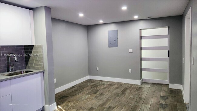 Foto del edificio - 2489 SW 11th St