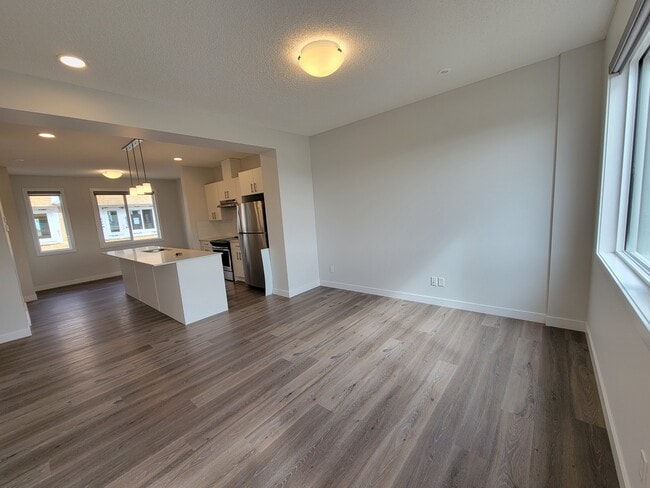 Photo du bâtiment - Beautiful 3 bedroom, 2.5 bathroom townhouses for rent in Maple, SE Edmonton!