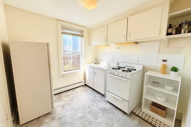 Building Photo - 209 3rd St