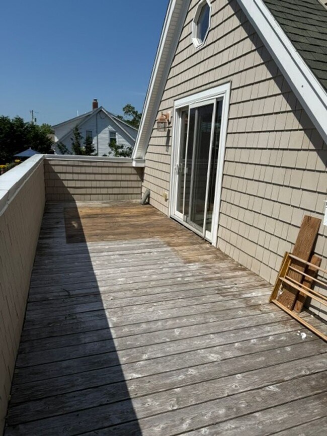 Building Photo - One bedroom, one bathroom unit on the 2nd ...