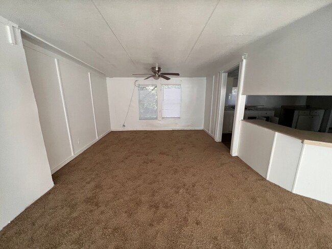 Foto del edificio - 5 Bed 2 bath mobile home