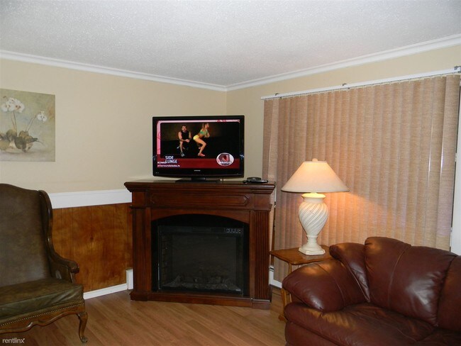 Building Photo - 2202 Roosevelt Dr