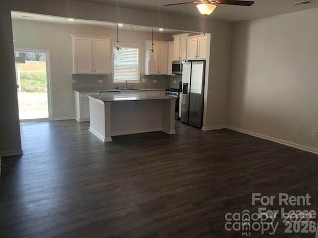 Foto del edificio - 3 bedroom townhome available now!