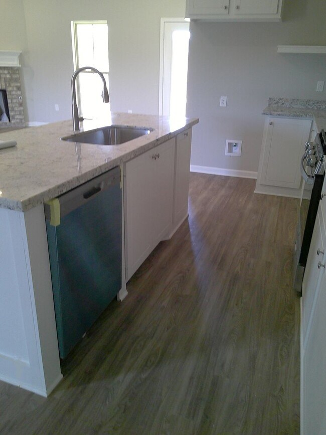 Building Photo - ****JUST REDUCED PLUS ½ OFF 1ST MONTHS REN...