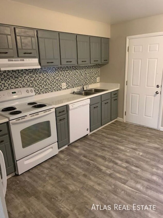 Primary Photo - Newly Updated Two Bedroom One Bath! Availa...