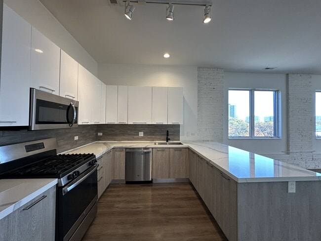 Building Photo - 2550 S Wabash Ave