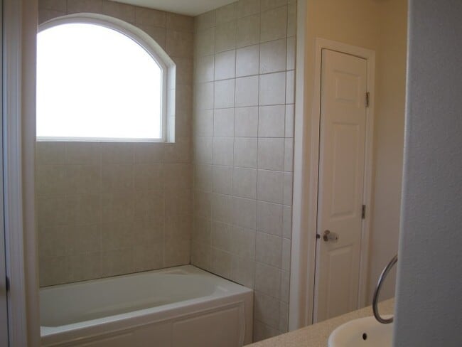 Building Photo - Large Home in Veneta